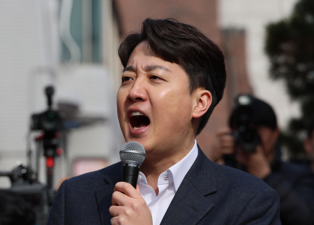 개혁신당 이준석 의원이 2일 서울 마포구 홍대 레드로드 버스킹거리에서 정치 현안 관련 기자회견을 하고 있다. 연합뉴스
