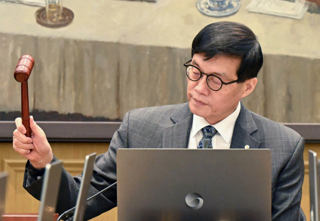 이창용 한국은행 총재가 25일 서울 중구 한국은행 본관에서 열린 금융통화위원회 본회의에서 의사봉을 두드리고 있다. 연합뉴스