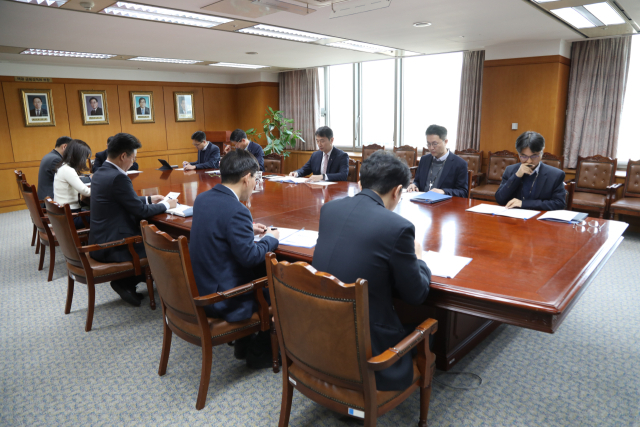 금융감독원이 25일 한국은행의 기준금리 인하 직후 금융상황 점검회의를 개최했다. 금감원