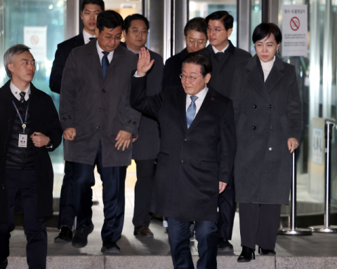 李 판결에, 법조계 