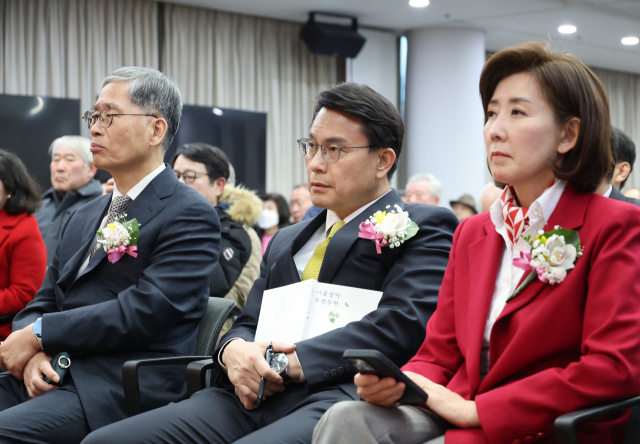 26일 서울 명동 YWCA에서 열린 신평 변호사 출판기념회에서 국민의힘 윤상현(가운데), 나경원 의원이 참석해 있다. 연합뉴스