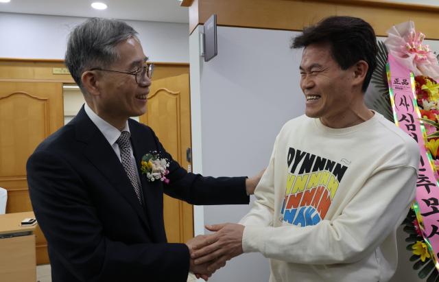 26일 서울 명동 YWCA에서 열린 신평 변호사 출판기념회에 한국사 강사 전한길 씨가 참석, 신 변호사와 인사하고 있다. 연합뉴스