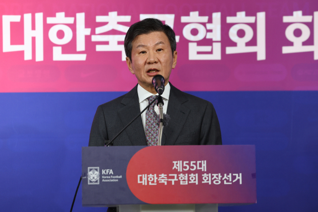 대한축구협회장 4연임에 성공한 정몽규 회장이 26일 서울 종로구 축구회관에서 열린 제55대 대한축구협회 회장 선거에서 당선이 확정된 뒤 소감을 밝히고 있다. 연합뉴스