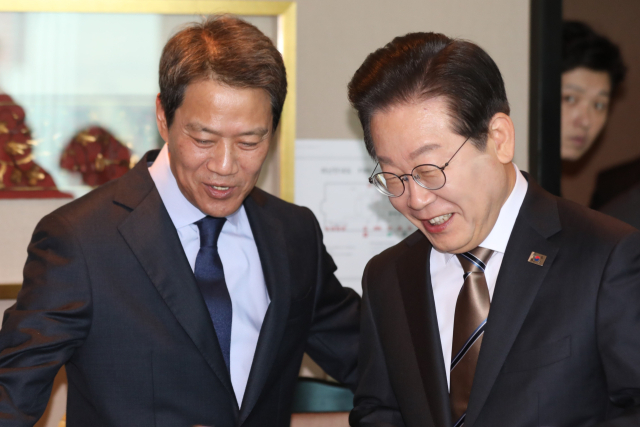 더불어민주당 이재명 대표(오른쪽)가 27일 서울 여의도의 한 음식점에서 임종석 전 대통령비서실장과 오찬 회동을 하고 있다. 연합뉴스