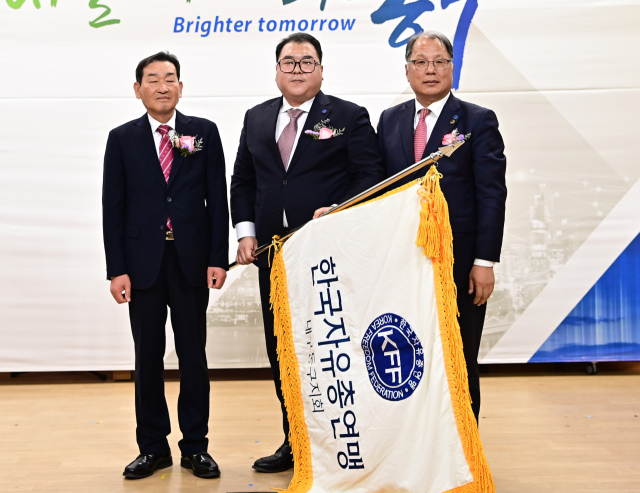 왼쪽부터 김희목 전임회장, 이후림 신임회장, 전홍순 대구시지부회장