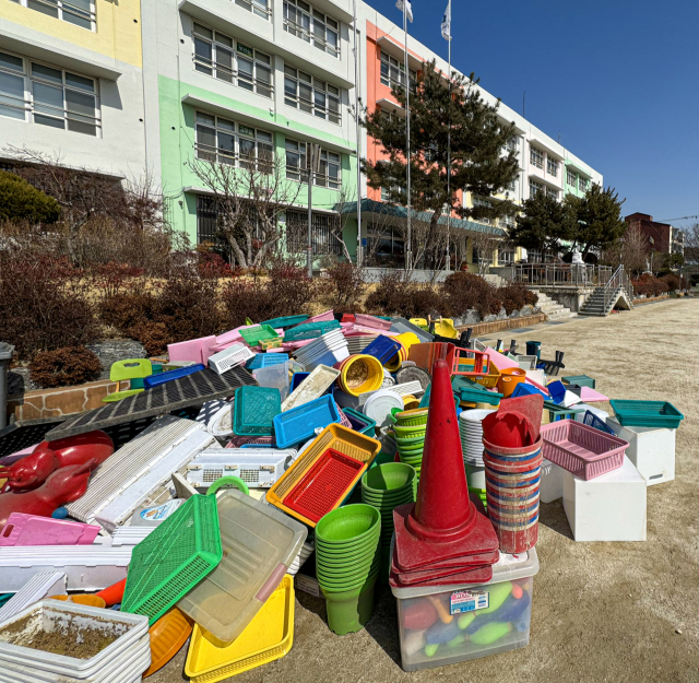 대구 서변초등학교 조야분교장 운동장에 폐기 처리를 앞둔 학급 운영 물품들이 쌓여있다. 안성완 기자 kyjmaeil@imaeil.com