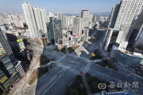 [포토뉴스] 범어네거리 통과하는 '2025 대구마라톤대회' 참가자들