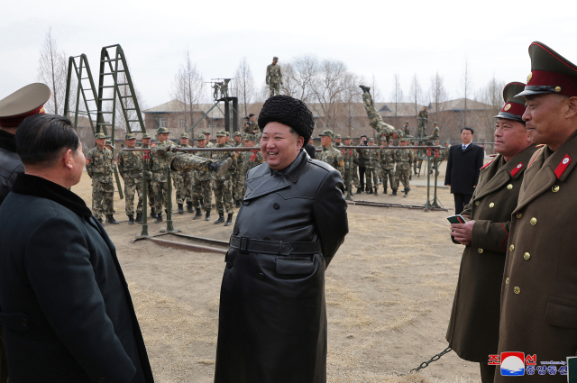 김정은 북한 국무위원장이 지난 2월 강건명칭종합군관학교를 현지지도하고 있는 모습. 연합뉴스