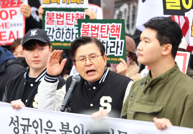 황교안 전 국무총리가 28일 서울 종로구 성균관대학교 앞에서 열린 윤석열 대통령 탄핵 반대 집회에 참가해 규탄 발언을 하고 있다. 황 전 총리는 성균관대학교 법학과 77학번 출신이다. 연합뉴스