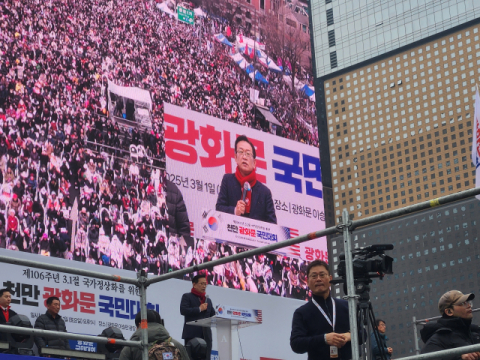 수십만명 몰린 3‧1절 광화문 '尹탄핵 반대 집회' …석동현 