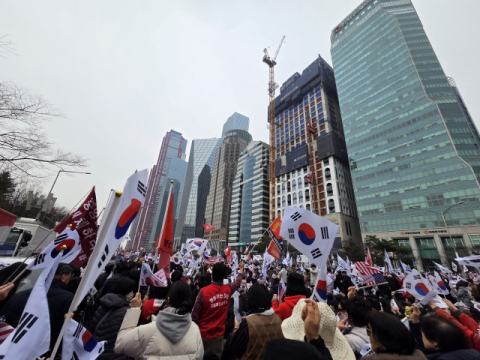'비바람도 뚫은 탄핵반대 열기' 여의도 3·1절 尹 반탄 집회에 역대급 인파 
