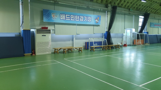 리모델링 공사 전 다목적체육관 배드민턴장 모습.