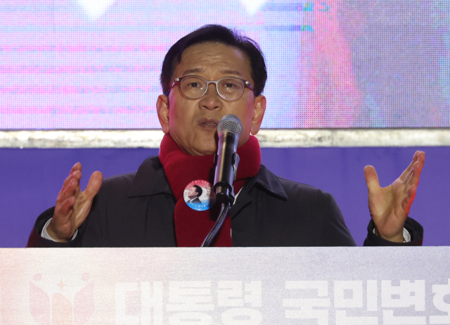 윤석열 대통령의 변호인인 석동현 변호사가 지난달 20일 서울 종로구 동화면세점 앞에서 열린 대통령국민변호인단 탄핵 반대 통합 집회에서 발언하고 있다. 연합뉴스