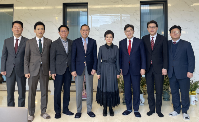 국민의힘 권영세 비상대책위원장과 권성동 원내대표 등 지도부가 3일 대구 달성군 박근혜 전 대통령 사저를 찾아 박 전 대통령을 예방했다.왼쪽부터 유영하 의원, 김상훈 정책위의장, 권 비대위원장, 박 전 대통령, 권 원내대표, 신동욱 수석대변인 등은 3일 대구 달성군의 박 전 대통령 사저를 찾았다. 이날 1시간여의 회동에는 , 강명구 비대위원장 비서실장, 최은석 원내대표 비서실장, 유영하 의원이 배석했다. 국민의힘 제공