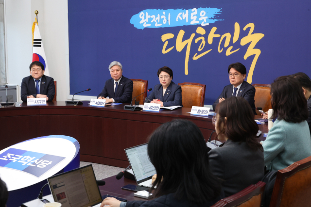 조국혁신당 김선민 대표 권한대행과 황운하 원내대표를 비롯한 의원들이 3일 서울 여의도 국회에서 열린 창당 1주년 기자간담회를 하고 있다. 연합뉴스