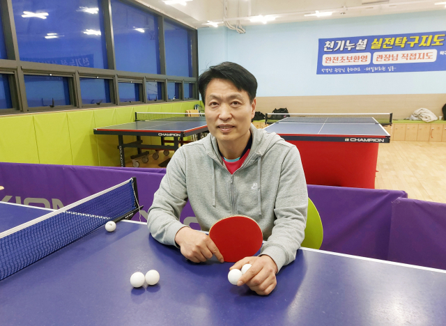 경북도청 신도시에서 패밀리탁구장을 운영하며 지역 내 생활체육 활성화를 위해 이바지하고 있는 박경만 관장이 자신의 체육관에서 기념 촬영하고 있다. 김영진 기자