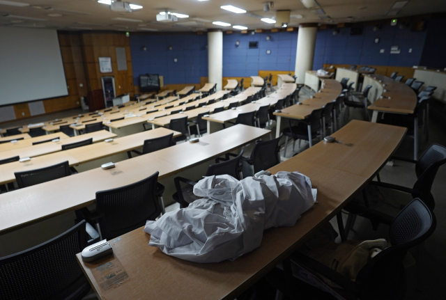 의과대학교가 일제히 개강한 4일 대구 시내 한 의대 강의실이 수업에 참여하지 않은 학생들로 인해 텅 비어 있다. 김영진 기자 kyjmaeil@imaeil.com