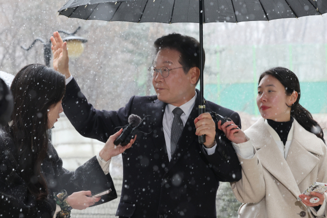 이재명 더불어민주당 대표가 4일 서울중앙지법에서 열린 대장동·백현동·위례신도시 개발 비리 및 성남FC 후원금 의혹 사건 1심 속행공판에 출석하며 지지자들을 향해 손을 흔들고 있다. 연합뉴스