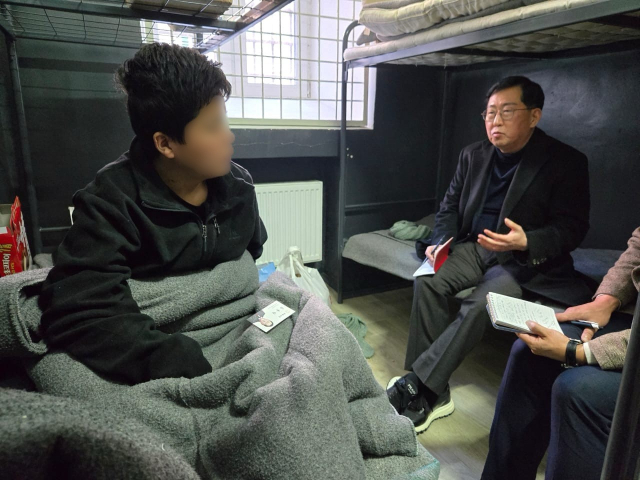 우크라이나군에 생포된 북한군 포로를 면담한 국민의힘 유용원 의원이 4일 면담 당시 찍은 사진을 공개했다. 연합뉴스