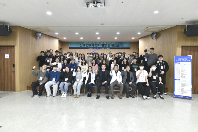 문경제일병원이 오는 5월1일 간호간병통합서비스 병동을 재개설 하기 위해 신규 간호사 48명을 채용했다. 지난 4일 실무교육장에서 기념촬영을 하고 있다. 문경제일병원 제공
