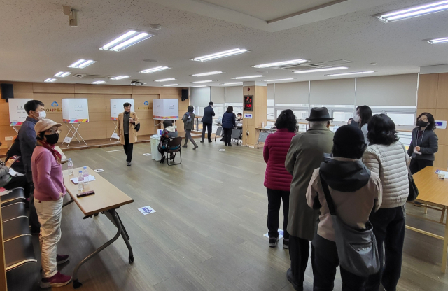 제1회 전국 동시 새마을금고 이사장 선거가 열린 5일 오전 11시 30분쯤 대구 중구의 새마을금고 회의실에서 회원들이 투표에 참여하고 있다. 정은빈 기자