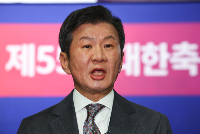 대한축구협회장 4연임에 성공한 정몽규 회장이 26일 서울 종로구 축구회관에서 열린 제55대 대한축구협회 회장 선거에서 당선이 확정된 뒤 소감을 밝히고 있다. 연합뉴스