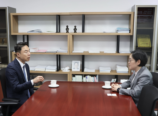 5일 조지연(오른쪽) 국민의힘 의원(경산)이 정지영 현대백화점 사장을 만나 경산 프리미엄 쇼핑몰 사업의 차질 없는 추진을 요청했다. 의원실 제공