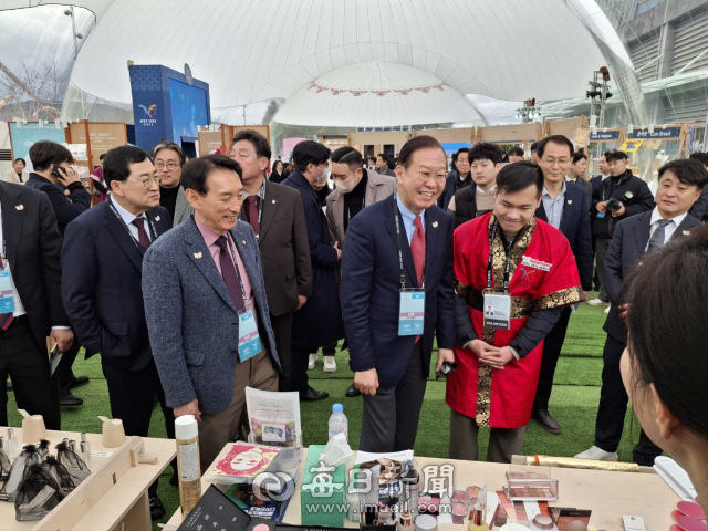 국민의힘 권영세 비상대책위원장이 5일 경북 경주 경주화백컨벤션센터에 마련된 전시관을 돌며 2025 APEC 정상회의 준비상황을 점검하고 있다. 김진만 기자