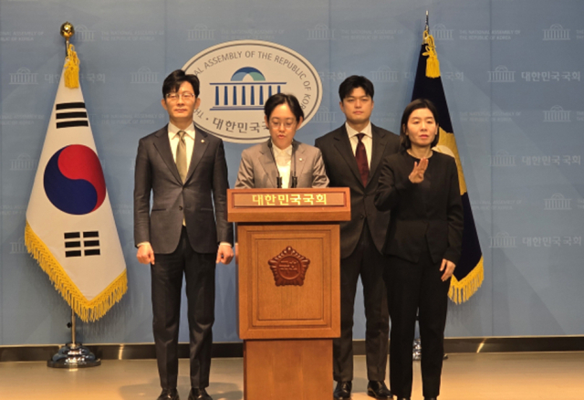 국민의힘 소속 30대 의원들이 선거관리위원회 채용 비리 척결을 위해 더불어민주당 동참을 촉구하는 기자회견을 진행하고 있다. 박성현 기자