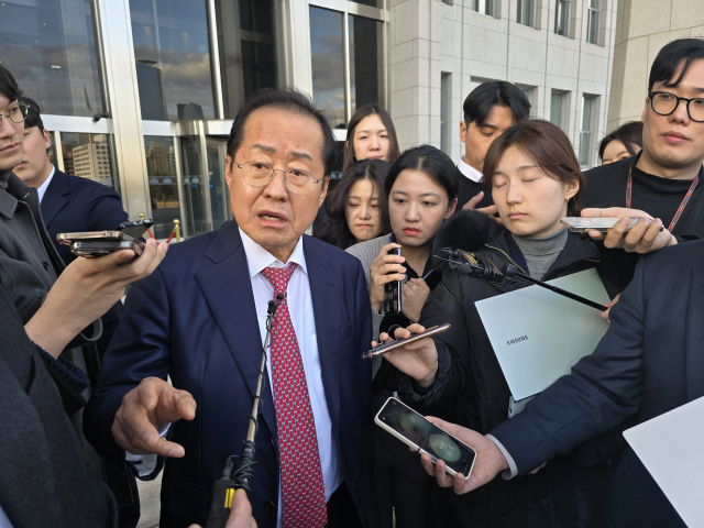 5일 홍준표 대구시장이 국회 박수영 국민의힘 의원 단식 농성장을 방문한 뒤 기자들과 만나 질문에 답하고 있다. 박성현 기자