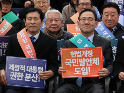 거듭 쌓이는 개헌안에 목소리는 제각각…