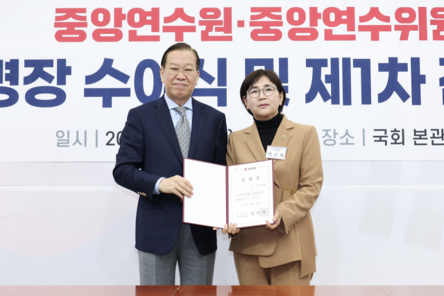이선희 경상북도의회 기획경제위원장(오른쪽)이 최근 권영세 국민의힘 비상대책위원장으로부터 중앙연수위 부위원장 임명장을 받았다. 이선희 위원장 제공