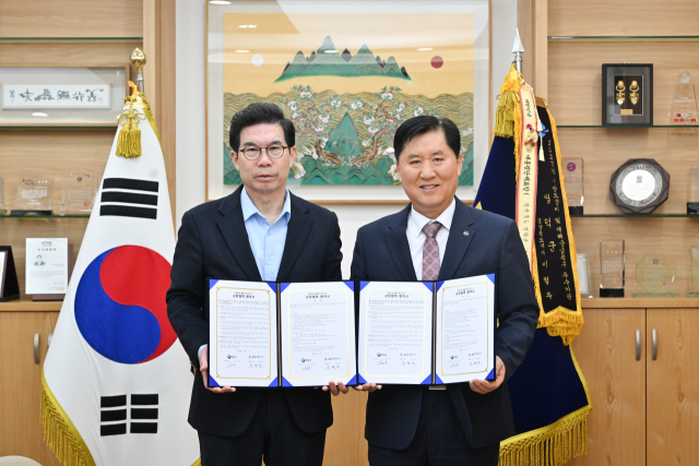 영덕군은 지난 4일 울릉크루즈와 상호협력과 상생 발전을 위한 업무협약을 체결했다. 영덕군 제공