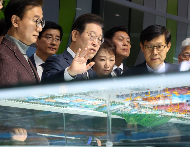 이재명 더불어민주당 대표가 6일 오전 부산 강서구 부산신항 홍보관을 찾아 설명을 듣고 있다. 연합뉴스