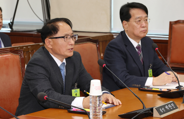 6일 서울 여의도 국회 행정안전위원회에서 열린 김대웅 중앙선거관리위원회 위원 후보자 인사청문회에 자녀 채용 비리와 관련한 증인으로 출석한 박찬진 전 중앙선관위 사무총장이 의원 질의에 답변하고 있다. 오른쪽은 송봉섭 전 사무차장. 연합뉴스