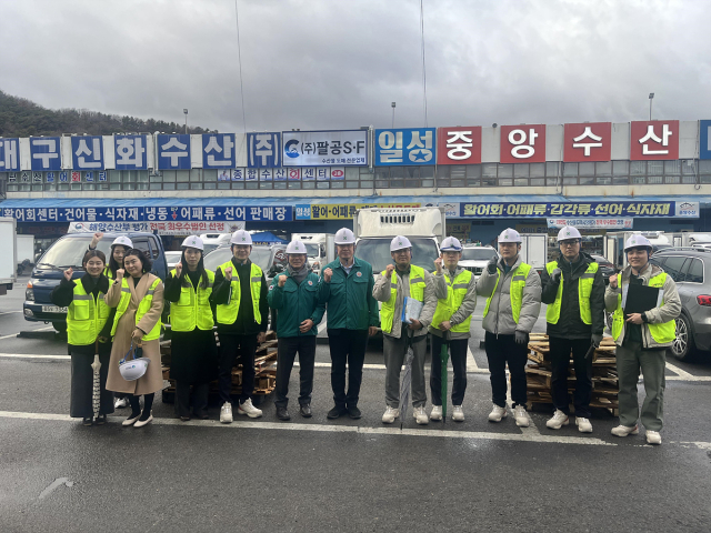 4일 해빙기 경영진 합동 안전 점검에 나선 대구농수산물유통관리공사 경영진들이 도매시장 주요 시설물에 대한 안전관리 상태를 점검하고 철저한 안전문화 확산과 안전사고 예방을 다짐했다.