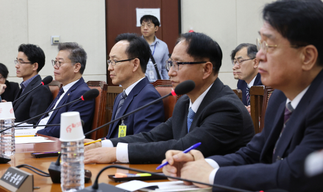 김대웅 중앙선거관리위원회 위원 후보자가 6일 서울 여의도 국회 행정안전위원회에서 열린 인사청문회에서 의원 질의에 답변하고 있다. 왼쪽부터 참고인으로 출석한 장병호 중앙선거관리위원회 정보보호과장과 김용빈 사무총장. 김대웅 선관위원 후보자. 자녀 채용 비리와 관련한 증인으로 출석한 박찬진 전 사무총장과 송봉섭 전 사무차장. 연합뉴스