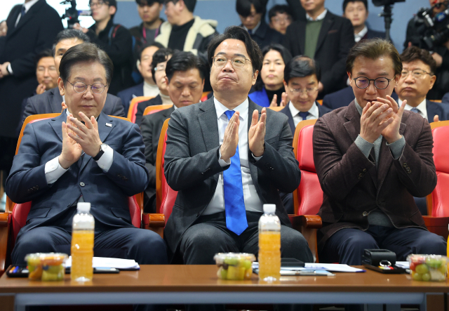 이재명 더불어민주당 대표가 6일 오전 부산 강서구 부산신항 홍보관을 찾아 이재성 부산시당위원장과 전재수 의원과 함께 부산신항과 북극항로 개척 설명을 들은 뒤 박수를 치고 있다. 연합뉴스