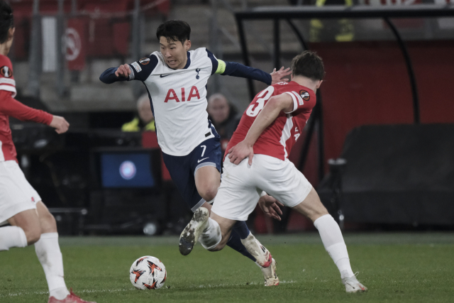 7일(이하 한국시간) 네덜란드 알크마르의 AFAS 경기장에서 열린 2024-2025 UEL 16강 1차전 토트넘-AZ알크마르. 돌파를 시도하는 손흥민. AP=연합뉴스