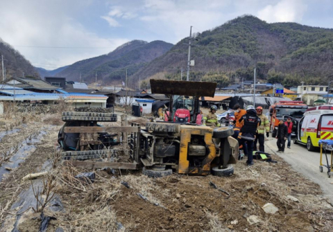 경북 성주 지게차 전복 사고…60대 운전자 숨져
