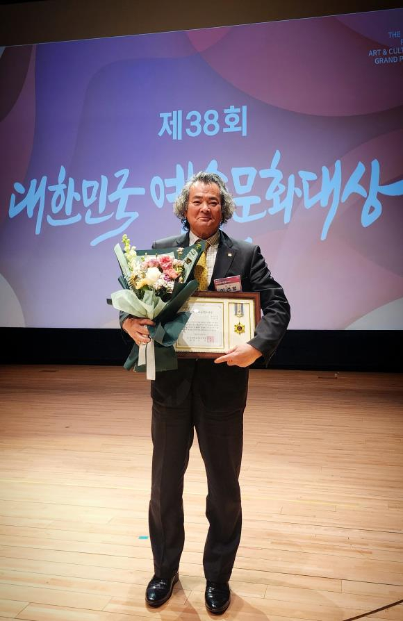 이건형 한국예총 거창지회장이 제38회 대한민국예술문화대상 을 수상했다.거창군 제공