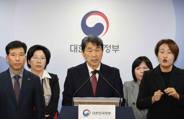 이주호 부총리 겸 교육부 장관이 의총협 회장단 양오봉 전북대 총장, 이해우 동아대 총장 그리고 이종태 의대협회 이사장과 7일 서울 종로구 정부서울청사에서 학생 복귀 및 의대교육 정상화 관련 브리핑을 하고 있다. 연합뉴스