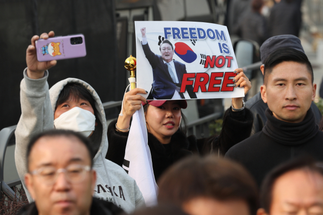 법원이 윤석열 대통령의 구속 취소 청구를 받아들인 7일 서울 용산구 한남동 관저 앞에서 지지자들이 윤석열 대통령의 석방을 촉구하고 있다. 연합뉴스