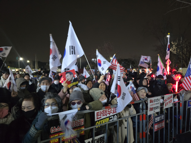 7일 서울구치소 앞에는 윤석열 대통령 지지자 수백명이 몰려들어 북새통을 이뤘다. 박성현 기자