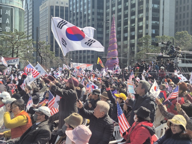 대한민국바로세우기운동본부(대국본) 이날 오전 11시 30분부터 광화문 세종대로 일대에서 집회를 개최했다. 전광훈 목사 등이 참석하는 본대회는 오후 2시부터 진행되지만 이날 오전 사전 대회부터 광화문 일대에 인파가 모여들기 시작했다. 이수현 기자