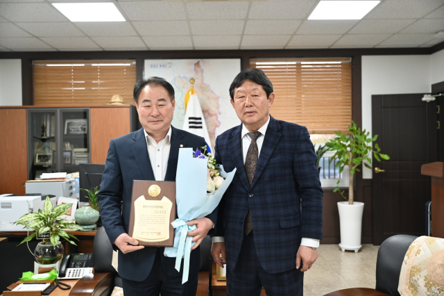 하종혜 창녕군의회 윤리특별위원장(사진 왼쪽)이 홍성두 의장과 함께 기념 사진을 찍었다. 창녕군 의회 제공