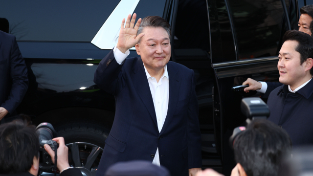 서울구치소에서 석방된 윤석열 대통령이 8일 서울 한남동 관저 앞에 도착, 차량에서 내려 지지자들을 향해 인사하고 있다. 연합뉴스