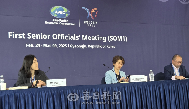 9일 경주화백컨벤션에서 APEC SOM1 윤성미(가운데) 의장과 에두아르도 페드로사 APEC 사무국장(오른쪽)이지윤 한국정부 고위관리(왼쪽)가 회의결과 브리핑을 하고 있다. 김진만 기자