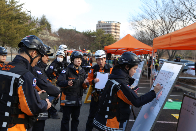 지난 6일 안동소방서는 봄철을 맞아 산불 발생 우려가 커짐에 따라 가상의 화재 상황을 설정하고 긴급 대응 훈련을 펼치고 있다. 안동소방서 제공