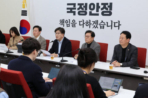 與 지도부 '헌재 압박·尹접촉 신중', 지지·중도층 모두 아우르는 투트랙 행보